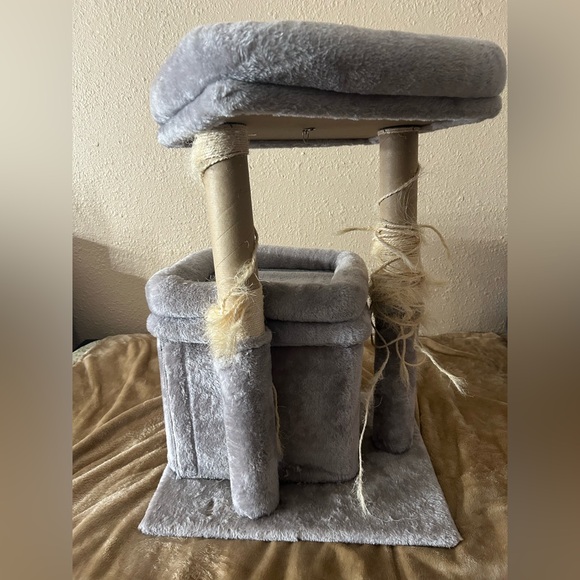 Cat tree - Picture 3 of 3